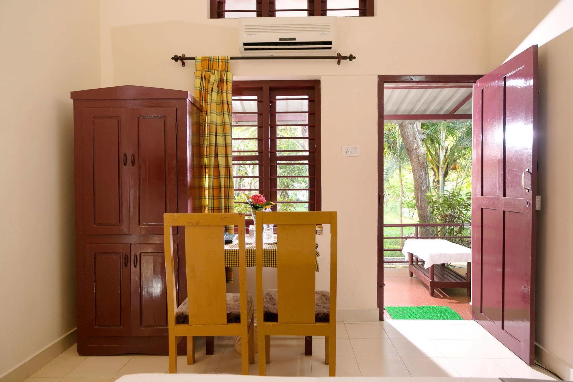 Illikkalam Lakeside Cottages Kumarakom Exterior photo